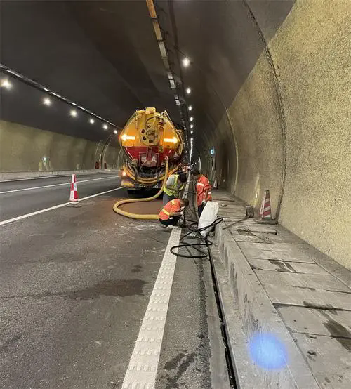 锡林浩特隧道排水渠清淤